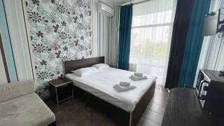 Гостиница Joy Apartments Сочи 3-местный номер стандарт с открытым балконом и боковым видом на море-7