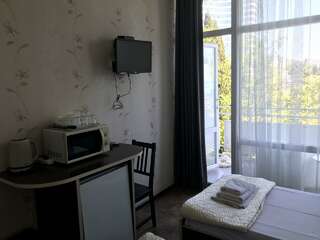 Гостиница Joy Apartments Сочи Номер стандарт с 3 односпальными кроватями, открытым балконом и боковым видом на море-17