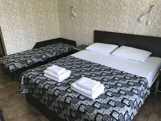 Гостиница Joy Apartments Сочи Трехместный номер стандарт с 1 двуспальной кроватью, открытым балконом и боковым видом на море-1