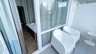 Гостиница Joy Apartments Сочи 3-местный номер стандарт с открытым балконом и боковым видом на море-4
