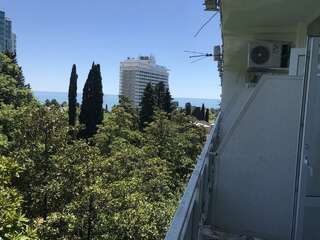 Гостиница Joy Apartments Сочи Трехместный номер стандарт с 1 двуспальной кроватью, открытым балконом и боковым видом на море-11