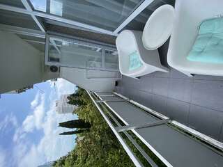 Гостиница Joy Apartments Сочи Трехместный номер стандарт с 1 двуспальной кроватью, открытым балконом и боковым видом на море-9