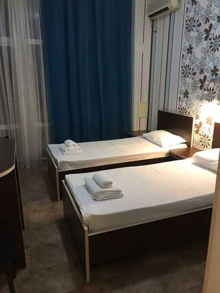 Гостиница Joy Apartments Сочи 2-местный номер стандарт с открытым балконом и боковым видом на море-13
