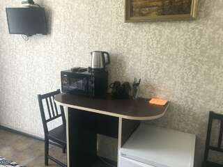Гостиница Joy Apartments Сочи Трехместный номер стандарт с 1 двуспальной кроватью, открытым балконом и боковым видом на море-13