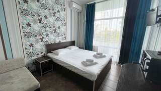 Гостиница Joy Apartments Сочи 3-местный номер стандарт с открытым балконом и боковым видом на море-1