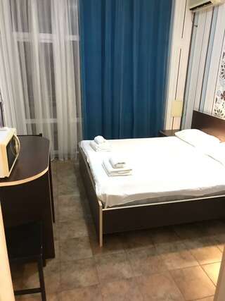 Гостиница Joy Apartments Сочи 2-местный номер стандарт с открытым балконом и боковым видом на море-1