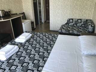 Гостиница Joy Apartments Сочи Трехместный номер стандарт с 1 двуспальной кроватью, открытым балконом и боковым видом на море-4