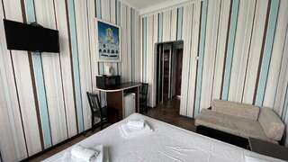 Гостиница Joy Apartments Сочи 3-местный номер стандарт с открытым балконом и боковым видом на море-5