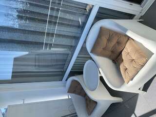 Гостиница Joy Apartments Сочи Номер стандарт с 3 односпальными кроватями, открытым балконом и боковым видом на море-4