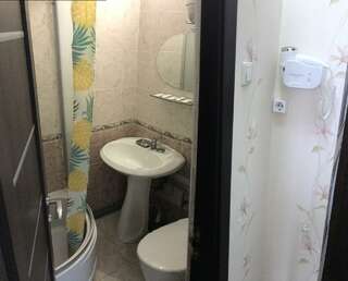 Гостиница Joy Apartments Сочи Номер стандарт с 3 односпальными кроватями, открытым балконом и боковым видом на море-14