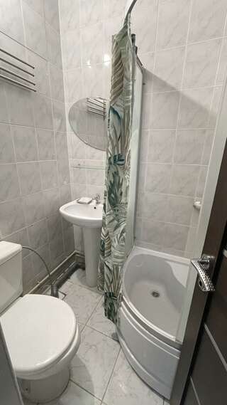 Гостиница Joy Apartments Сочи 3-местный номер стандарт с открытым балконом и боковым видом на море-9