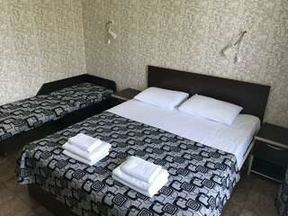 Гостиница Joy Apartments Сочи Трехместный номер стандарт с 1 двуспальной кроватью, открытым балконом и боковым видом на море-2